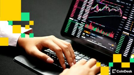 گریسکیل برخورد با بادهای مخالف و موافق برای قیمت کریپتوها را می‌بیند